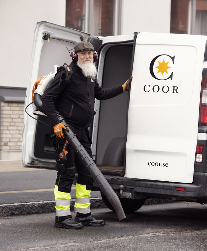 Man holding a van door with Coor logo on it | Coor 