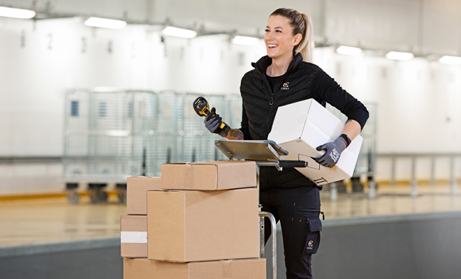 Woman scanning packages | Coor 